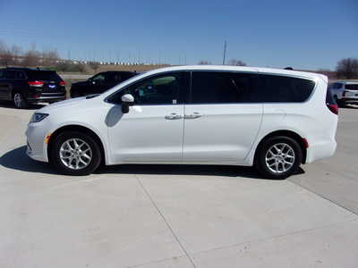 2023 Chrysler Pacifica, $23400. Photo 6
