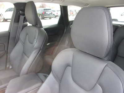 2023 Volvo XC60, $28900. Photo 10