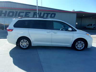 2017 Toyota Sienna, $21500. Photo 3