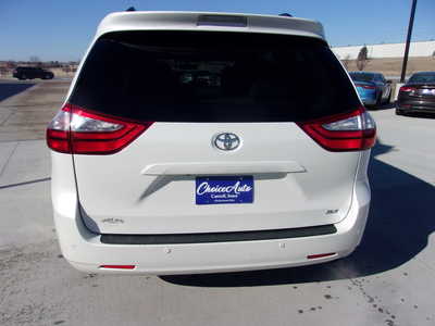 2017 Toyota Sienna, $21500. Photo 5
