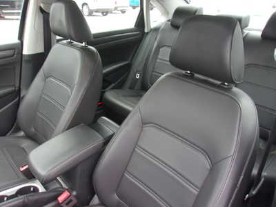2020 Volkswagen Passat, $17500. Photo 10