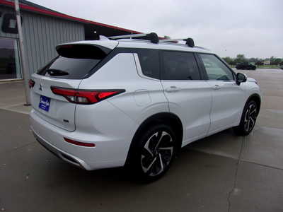 2022 Mitsubishi Outlander, $24750. Photo 3