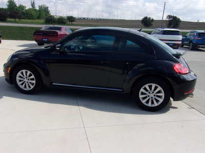 2019 Volkswagen Beetle, $19800. Photo 7