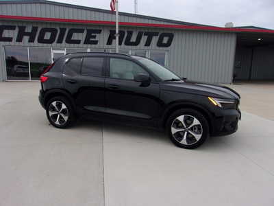 2023 Volvo XC40, $0. Photo 2