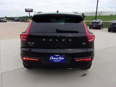 2023 Volvo XC40, $0. Photo 4