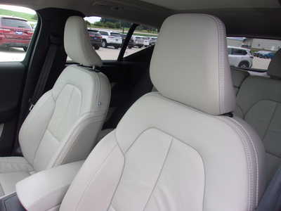 2023 Volvo XC40, $0. Photo 9