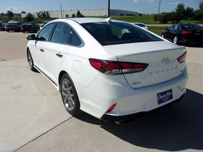 2018 Hyundai Sonata, $18900. Photo 5