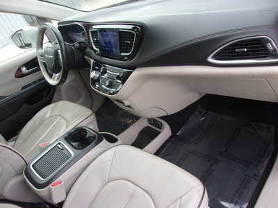 2017 Chrysler Pacifica, $9500. Photo 12