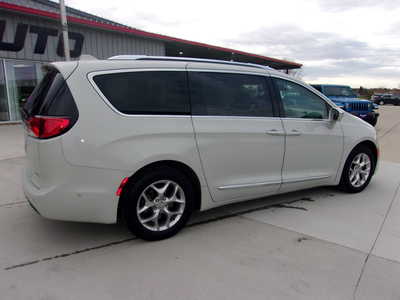 2017 Chrysler Pacifica, $9500. Photo 3