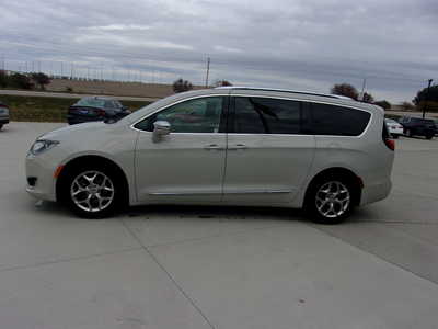 2017 Chrysler Pacifica, $9500. Photo 7