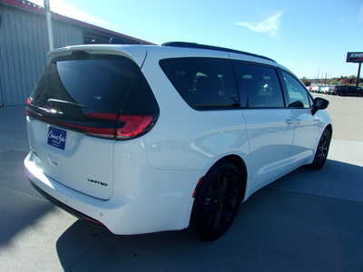 2024 Chrysler Pacifica, $29500. Photo 3