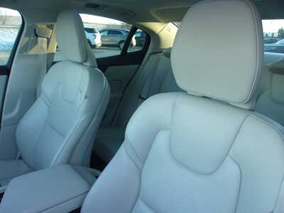 2022 Volvo S60, $20900. Photo 9