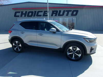 2024 Volvo XC40, $29800. Photo 2