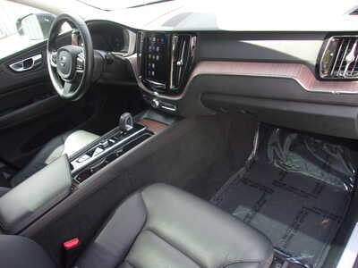 2023 Volvo XC60, $27500. Photo 11