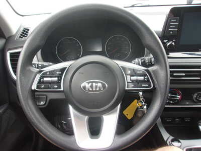 2021 Kia Seltos, $19950. Photo 9