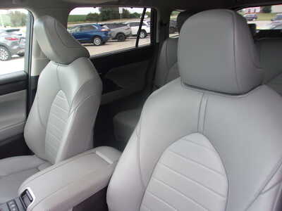 2021 Toyota Highlander, $33900. Photo 11