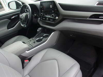 2021 Toyota Highlander, $33900. Photo 12