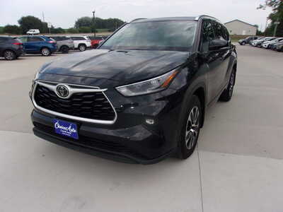 2021 Toyota Highlander, $33900. Photo 5
