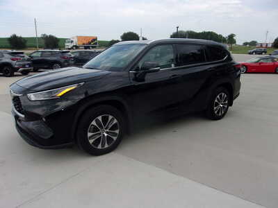 2021 Toyota Highlander, $33900. Photo 6