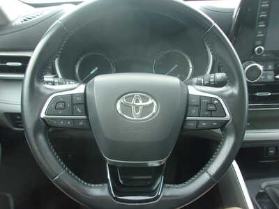 2021 Toyota Highlander, $33900. Photo 8