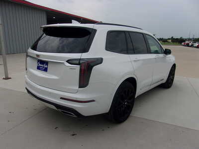 2021 Cadillac XT6, $31900. Photo 3