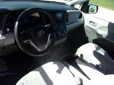 2018 Toyota Sienna, $22400. Photo 10