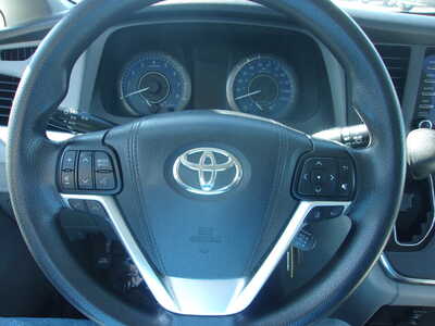 2018 Toyota Sienna, $22400. Photo 12