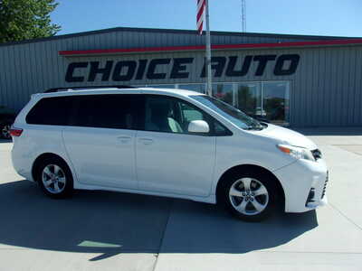 2018 Toyota Sienna, $22400. Photo 2
