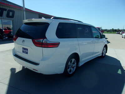 2018 Toyota Sienna, $22400. Photo 3