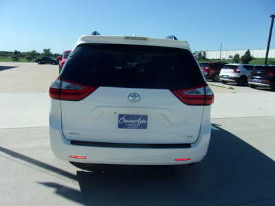 2018 Toyota Sienna, $22400. Photo 4