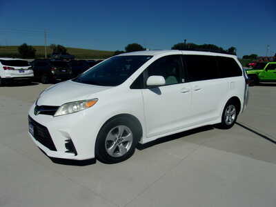 2018 Toyota Sienna, $22400. Photo 6
