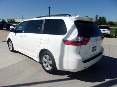 2018 Toyota Sienna, $22400. Photo 7