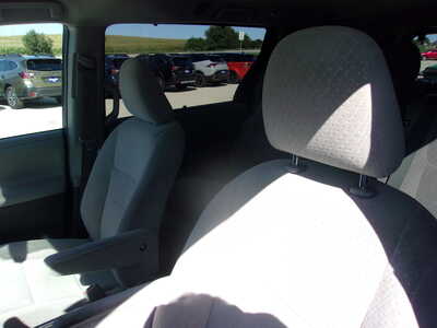 2018 Toyota Sienna, $22400. Photo 8