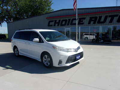 2018 Toyota Sienna, $22400. Photo 1