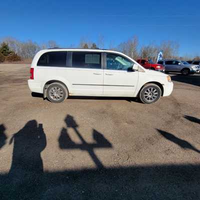 2010 Chrysler Town & Country, $4595. Photo 1
