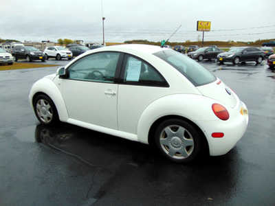 2000 Volkswagen Beetle, $3495. Photo 4