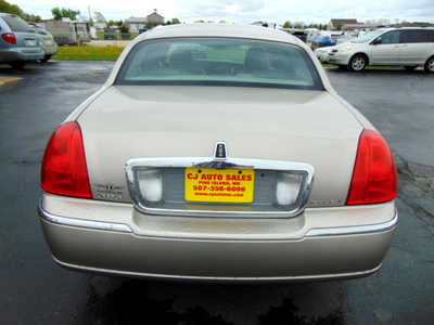 2003 Lincoln Town Car, $5995. Photo 3