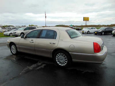 2003 Lincoln Town Car, $5995. Photo 4