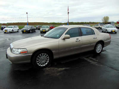 2003 Lincoln Town Car, $5995. Photo 5