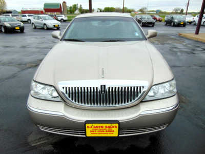 2003 Lincoln Town Car, $5995. Photo 6
