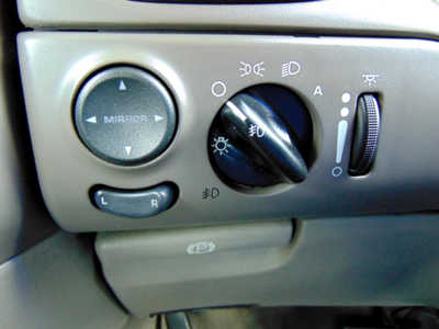 1999 Chrysler Town & Country, $4695. Photo 11