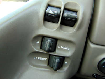 1999 Chrysler Town & Country, $4695. Photo 12