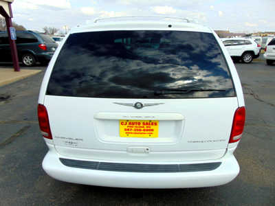 1999 Chrysler Town & Country, $4695. Photo 3