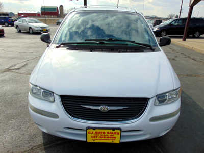 1999 Chrysler Town & Country, $4695. Photo 6