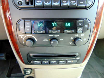 2001 Chrysler Town & Country, $4295. Photo 8
