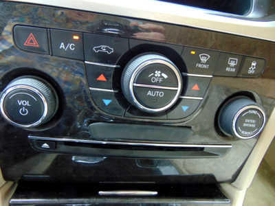 2012 Chrysler 300, $2295. Photo 9