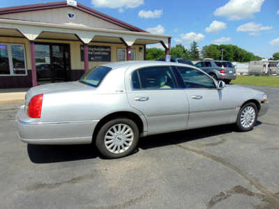 2005 Lincoln Town Car, $2495. Photo 2