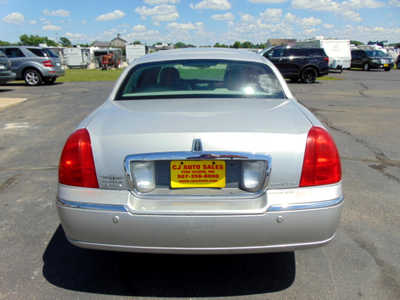 2005 Lincoln Town Car, $2495. Photo 3