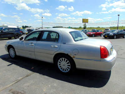 2005 Lincoln Town Car, $2495. Photo 4