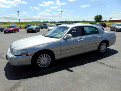 2005 Lincoln Town Car, $2495. Photo 5